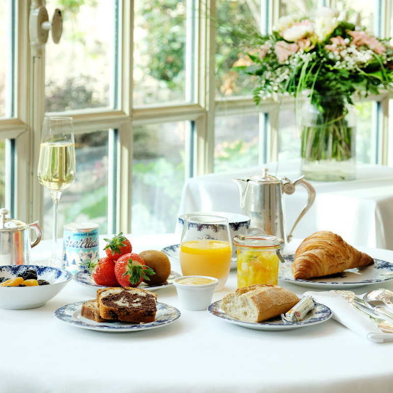 Petit déjeuner copieux aux viennoiseries fraiches