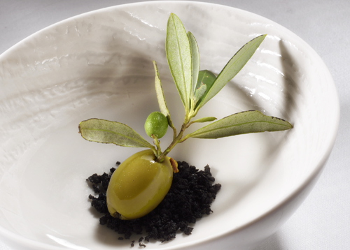 Les olives déclinées pour une surprise de nos papilles aux Maisons du Clair de la Plume à Grignan en Provence, France