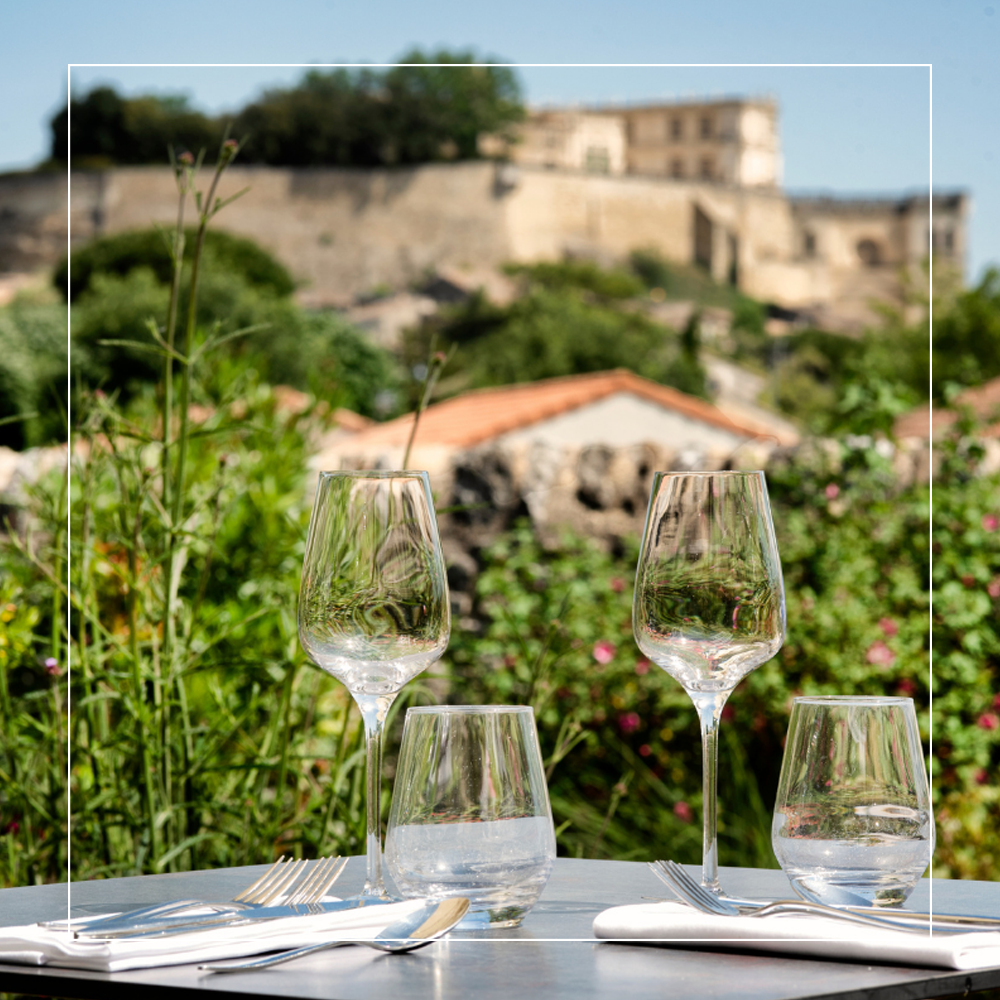 depuis la salle de restaurant de la Ferme Chapouton, vue sur le Château