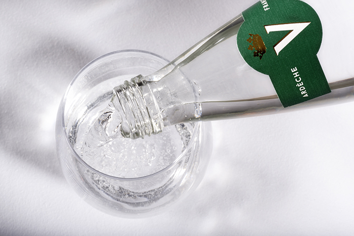 vals eau minerale clair plume